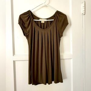 🍀Micheal Kors ruched pleated v-neck pop over cap sleeve blouse olive green NWOT💚